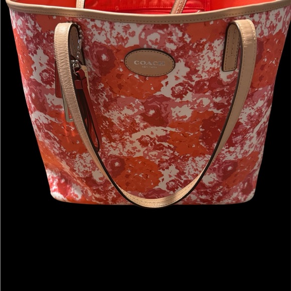Coach Metro Floral Print Tote F31314 Pre-loved
Beautiful colorful tote bag EUC - Picture 4 of 16
